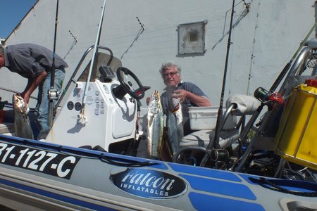 Johan Burmeister met sy geelbekke op sy boot Nu-Nu, waarmee hy en Lulof Doyer die pryse vir die swaarste visse, -sak en -bootgemiddeld ingepalm het  